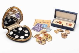 ASSORTED JEWELLERY comprising two pairs of engraved cufflinks together with single 9ct gold cufflink