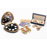 ASSORTED JEWELLERY comprising two pairs of engraved cufflinks together with single 9ct gold cufflink