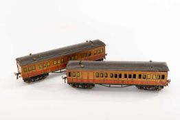 PAIR PRE-WAR HORNBY TINPLATE ELECTRIC METROPOLITAN COACHES, comprising break/3rd class coach and 1st