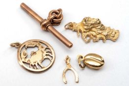 GOLD JEWELLERY comprising 9ct gold 'Gibraltar' charm, 9ct rose gold T-bar, 9ct gold crab pendant,