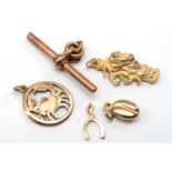 GOLD JEWELLERY comprising 9ct gold 'Gibraltar' charm, 9ct rose gold T-bar, 9ct gold crab pendant,