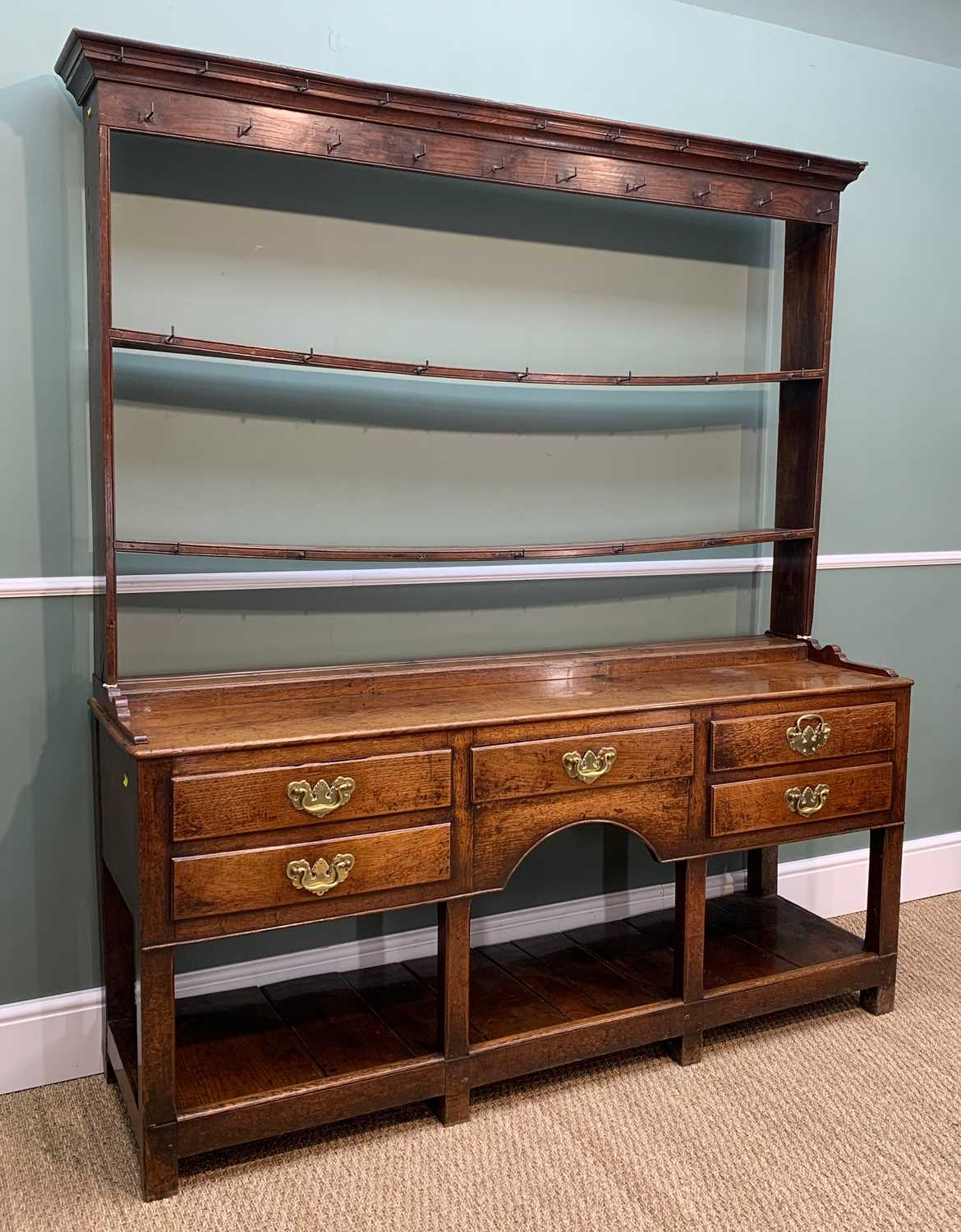 LATE 18TH CENTURY JOINED OAK SOUTH WALES HIGH DRESSER, open rack with shaped cornice fitted with - Bild 3 aus 4