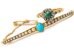 YELLOW METAL JEWELLERY comprising turquoise and seed pearl bar brooch and a green hardstone and