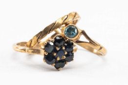 GOLD JEWELLERY comprising 9ct gold sapphire cluster ring, 9ct gold band, 9ct gold believed blue