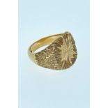 GENT'S 9CT GOLD RING, engraved starburst design to a bark textured shank, tot. wt. appr. 13g