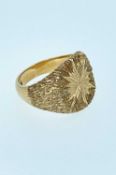 GENT'S 9CT GOLD RING, engraved starburst design to a bark textured shank, tot. wt. appr. 13g