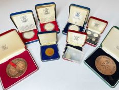 ASSORTED COLLECTABLE CASED COINS & MEDALLIONS, including Royal Mint commemorative bronze