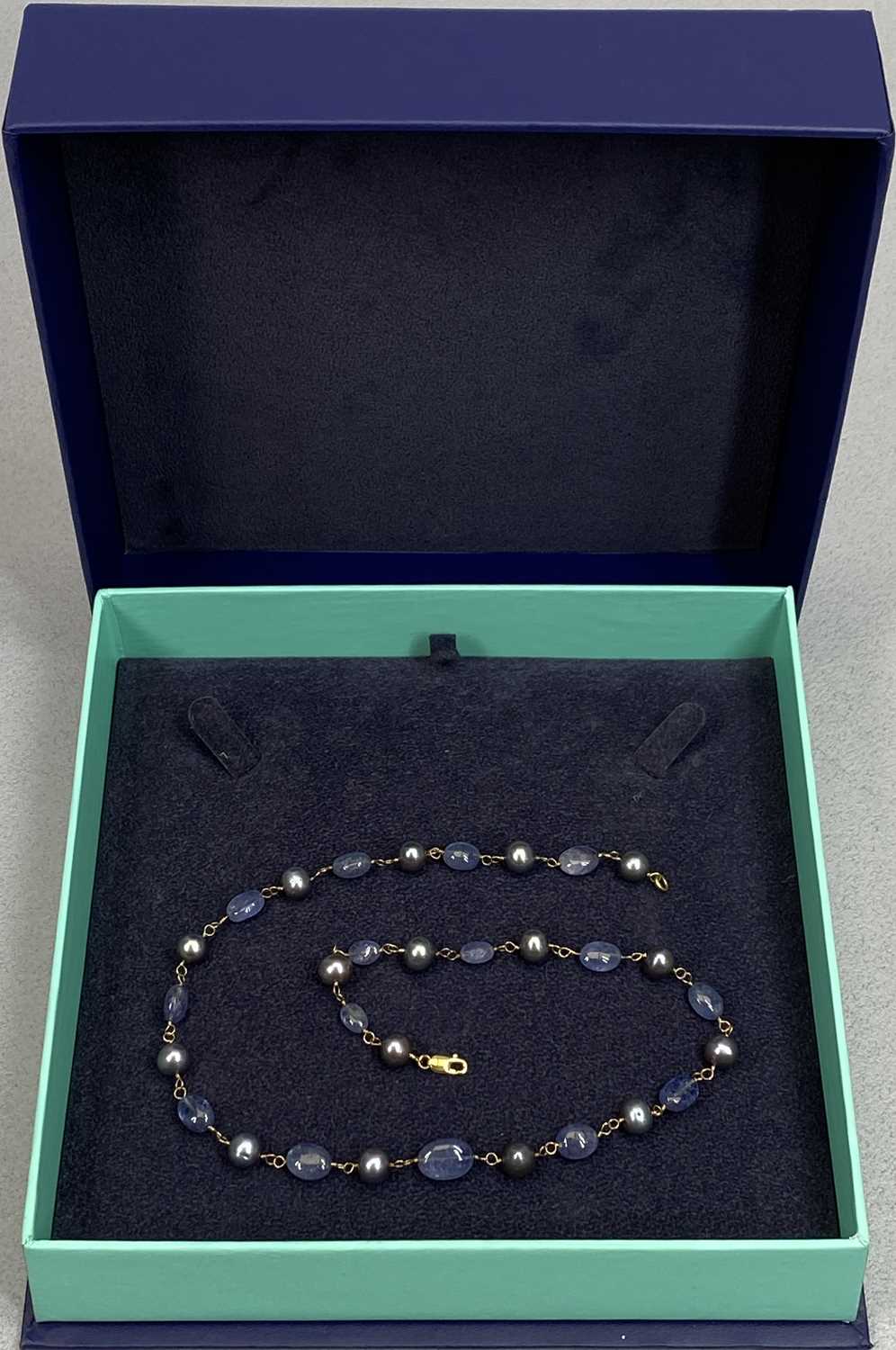 18CT GOLD TANZANITE & GREY PEARL NECKLACE BY DOWER & HALL stamped '750' to the lobster clasp, having - Image 3 of 3