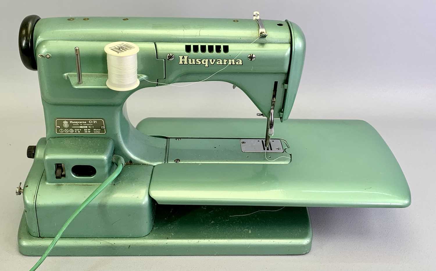 HUSQVARNA AUTOMATIC ELECTRIC SEWING MACHINE - with foot pedal, in case, and a German hand crank - Image 5 of 5