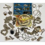 VICTORIAN & LATER SILVER & SILVER TONE JEWELLERY - 16 and 9 items respectively to include a half