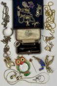 VINTAGE & LATER 9CT GOLD, SILVER & OTHER JEWELLERY GROUP - to include 3 x 9ct gold bar brooches, 5.