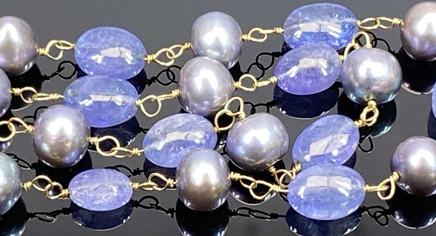 18CT GOLD TANZANITE & GREY PEARL NECKLACE BY DOWER & HALL stamped '750' to the lobster clasp, having - Image 2 of 3