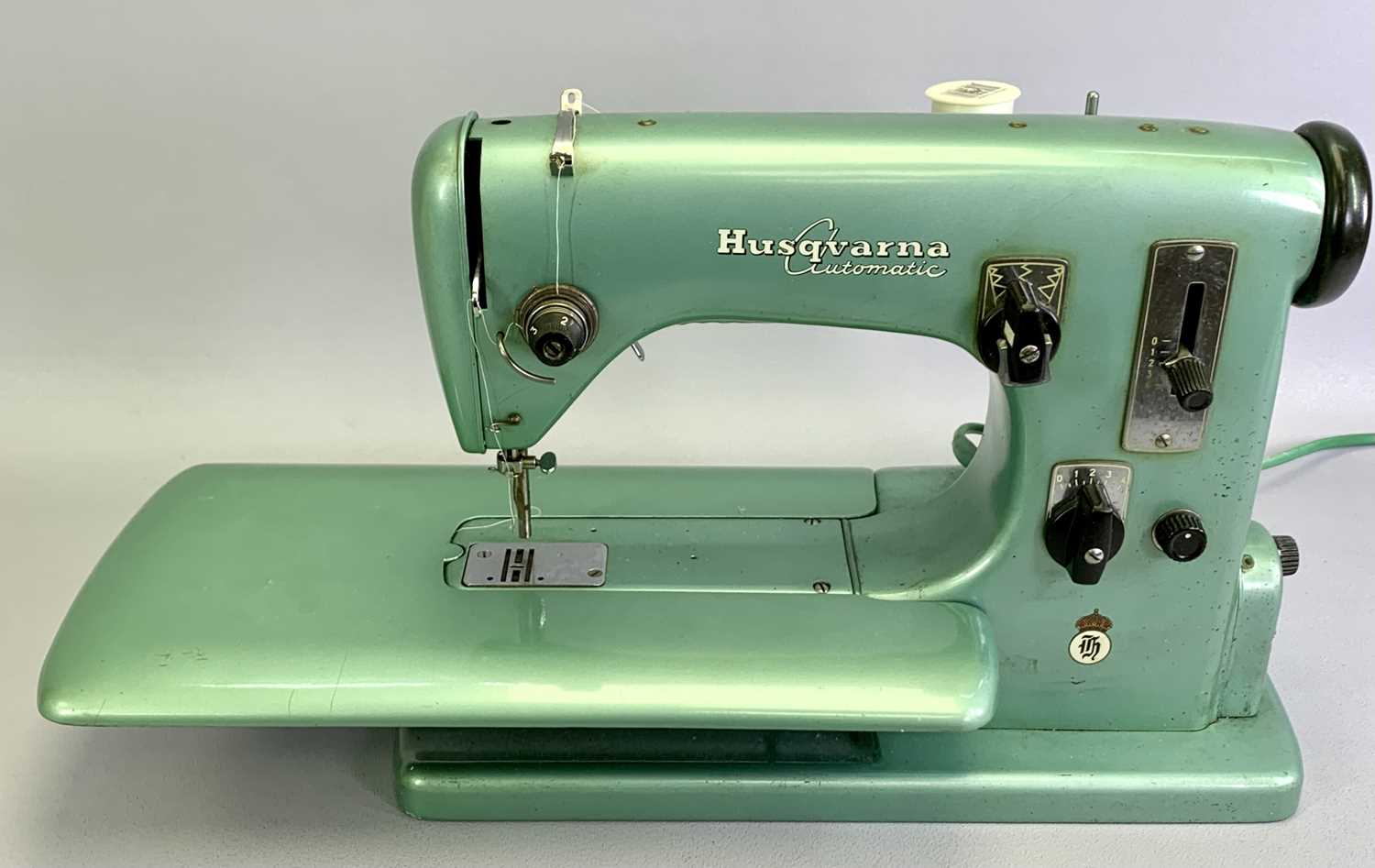 HUSQVARNA AUTOMATIC ELECTRIC SEWING MACHINE - with foot pedal, in case, and a German hand crank - Image 4 of 5
