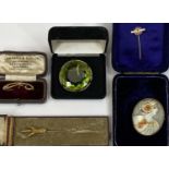 VICTORIAN & LATER JEWELLERY, 5 ITEMS - to include a 9ct gold framed shell carved cameo brooch, 4.5 x