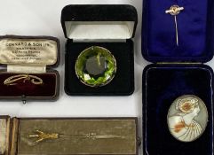 VICTORIAN & LATER JEWELLERY, 5 ITEMS - to include a 9ct gold framed shell carved cameo brooch, 4.5 x