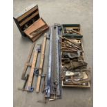WOODWORKING - WORKSHOP TOOLS - A MIXED QUANTITY, to include various sash, G and other clamps,