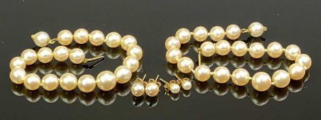 LADY'S CULTURED PEARL JEWELLERY GROUP - to include a 20cms L bracelet of 21 knotted pearls with 18ct