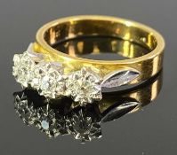 18CT GOLD 3 STONE DIAMOND RING - the diamonds illusion set to individual white metal coronets with