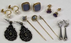 VICTORIAN & LATER GOLD & OTHER JEWELLERY GROUP - to include 2 x 9ct stamped and one unmarked, but