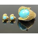 TURQUOISE MOUNTED 18CT GOLD JEWELLERY - to include a large ribbed shoulder design ring with a claw