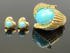 TURQUOISE MOUNTED 18CT GOLD JEWELLERY - to include a large ribbed shoulder design ring with a claw