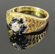 18CT GOLD DIAMOND & BLUE SAPPHIRE RING - illusion set central diamond surrounded by six claw set