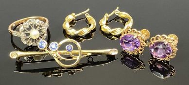 9CT, 18CT & OTHER VINTAGE JEWELLERY, 4 ITEMS - to include a 9ct gold bar brooch having a stylised