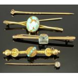 VICTORIAN & LATER BAR BROOCHES & STICK PINS, 5 ITEMS - to include a 9ct stamped bar brooch, claw