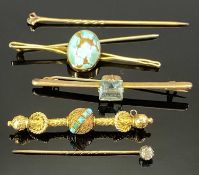 VICTORIAN & LATER BAR BROOCHES & STICK PINS, 5 ITEMS - to include a 9ct stamped bar brooch, claw