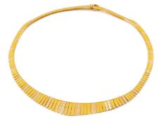 FINE 18CT GOLD TRI-COLOUR FRINGE NECKLACE of textured design, integrated box clasp, 43.5cms long,