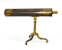 19TH CENTURY GILT BRASS LIBRARY REFLECTOR TABLETOP TELESCOPE ON FOLDING TRIPOD BASE, 49cm h x 76