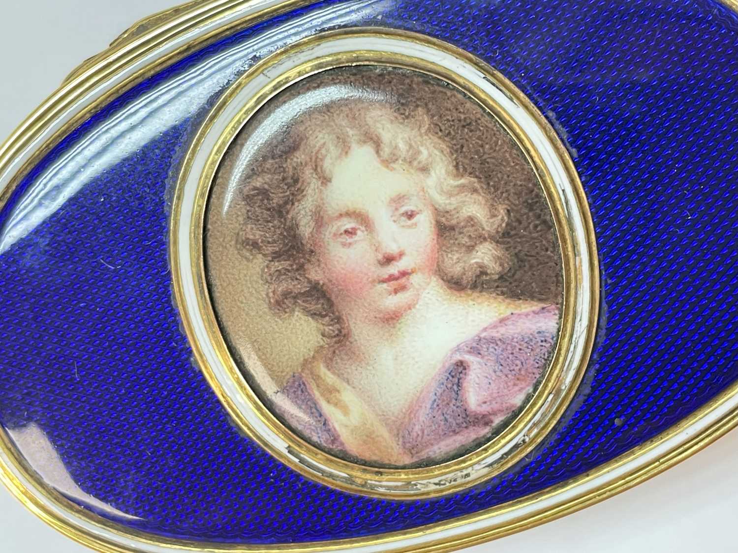 18TH CENTURY YELLOW METAL & ENAMEL PORTRAIT SNUFF BOX, of oval form, the hinged cover with a central - Image 5 of 22