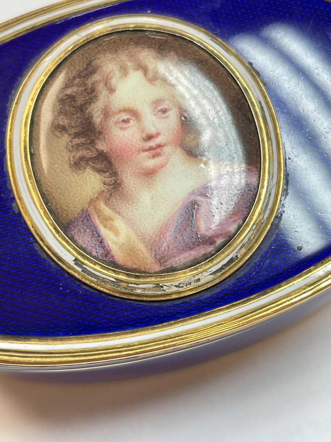 18TH CENTURY YELLOW METAL & ENAMEL PORTRAIT SNUFF BOX, of oval form, the hinged cover with a central - Image 15 of 22