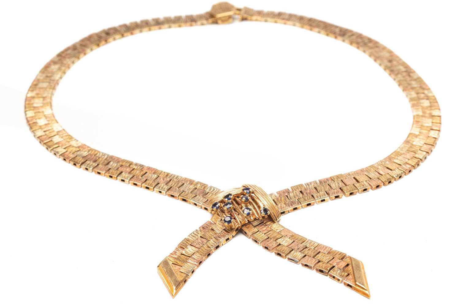 9CT GOLD TRI-COLOUR BRICK LINK NECKLACE, set with eight sapphires, 40cms long, 53.3gms, in