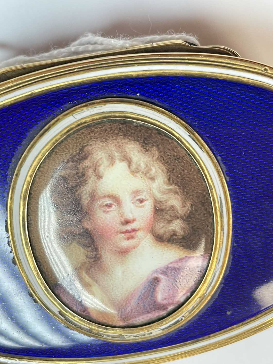 18TH CENTURY YELLOW METAL & ENAMEL PORTRAIT SNUFF BOX, of oval form, the hinged cover with a central - Image 20 of 22