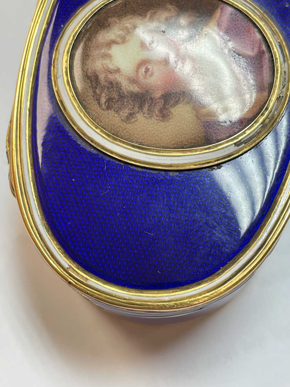 18TH CENTURY YELLOW METAL & ENAMEL PORTRAIT SNUFF BOX, of oval form, the hinged cover with a central - Image 10 of 22