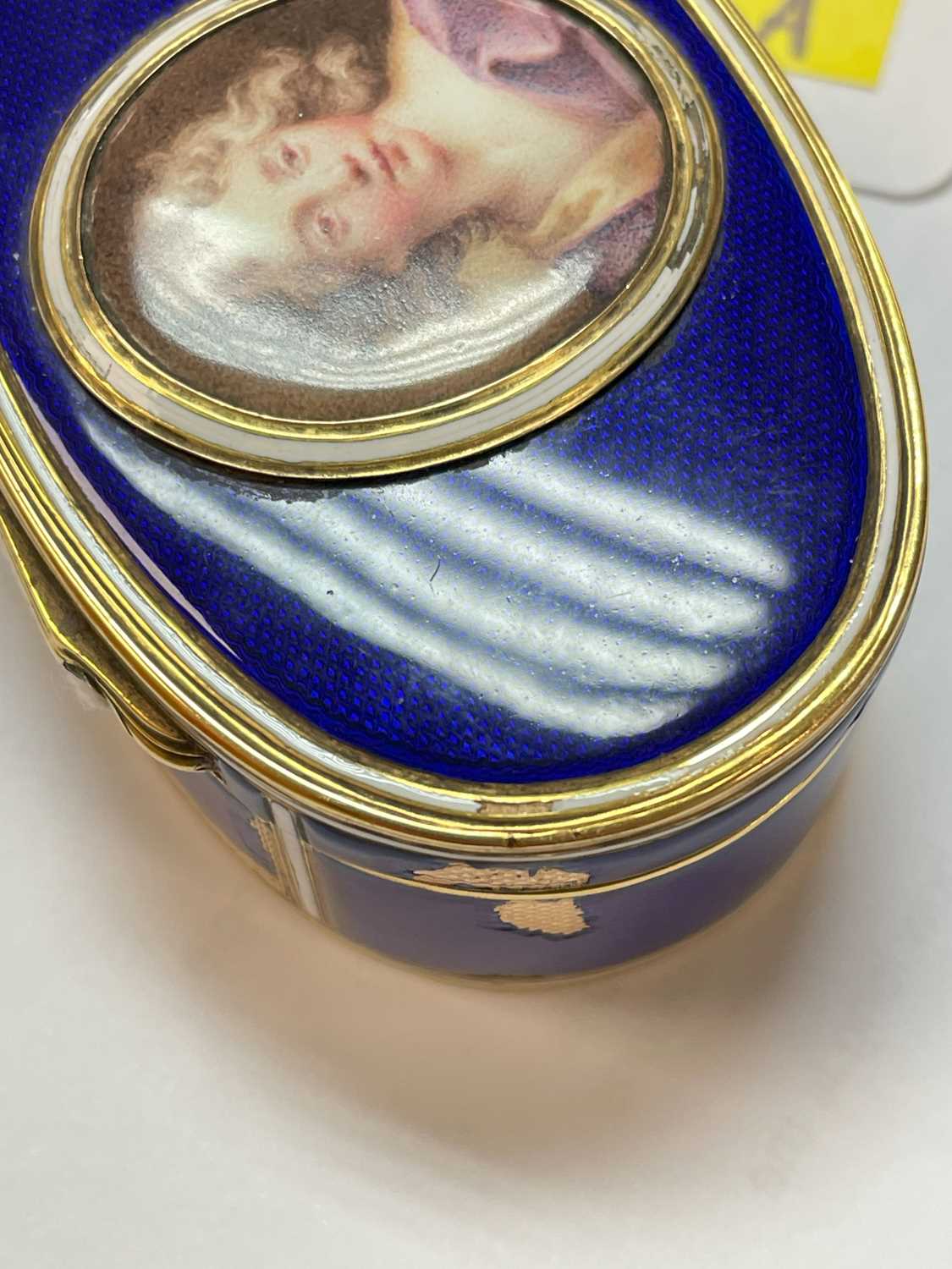 18TH CENTURY YELLOW METAL & ENAMEL PORTRAIT SNUFF BOX, of oval form, the hinged cover with a central - Image 21 of 22