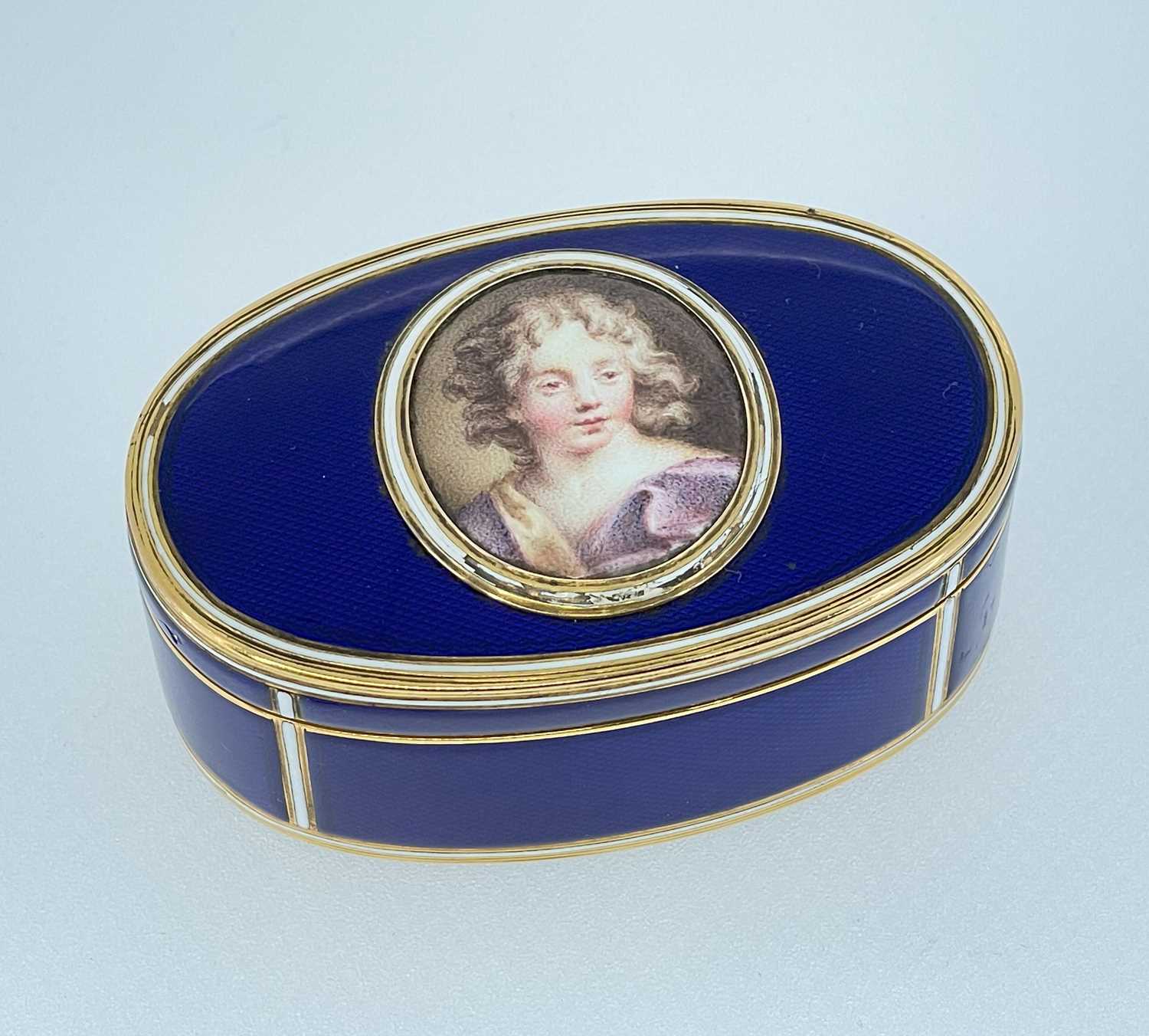 18TH CENTURY YELLOW METAL & ENAMEL PORTRAIT SNUFF BOX, of oval form, the hinged cover with a central