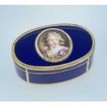 18TH CENTURY YELLOW METAL & ENAMEL PORTRAIT SNUFF BOX, of oval form, the hinged cover with a central