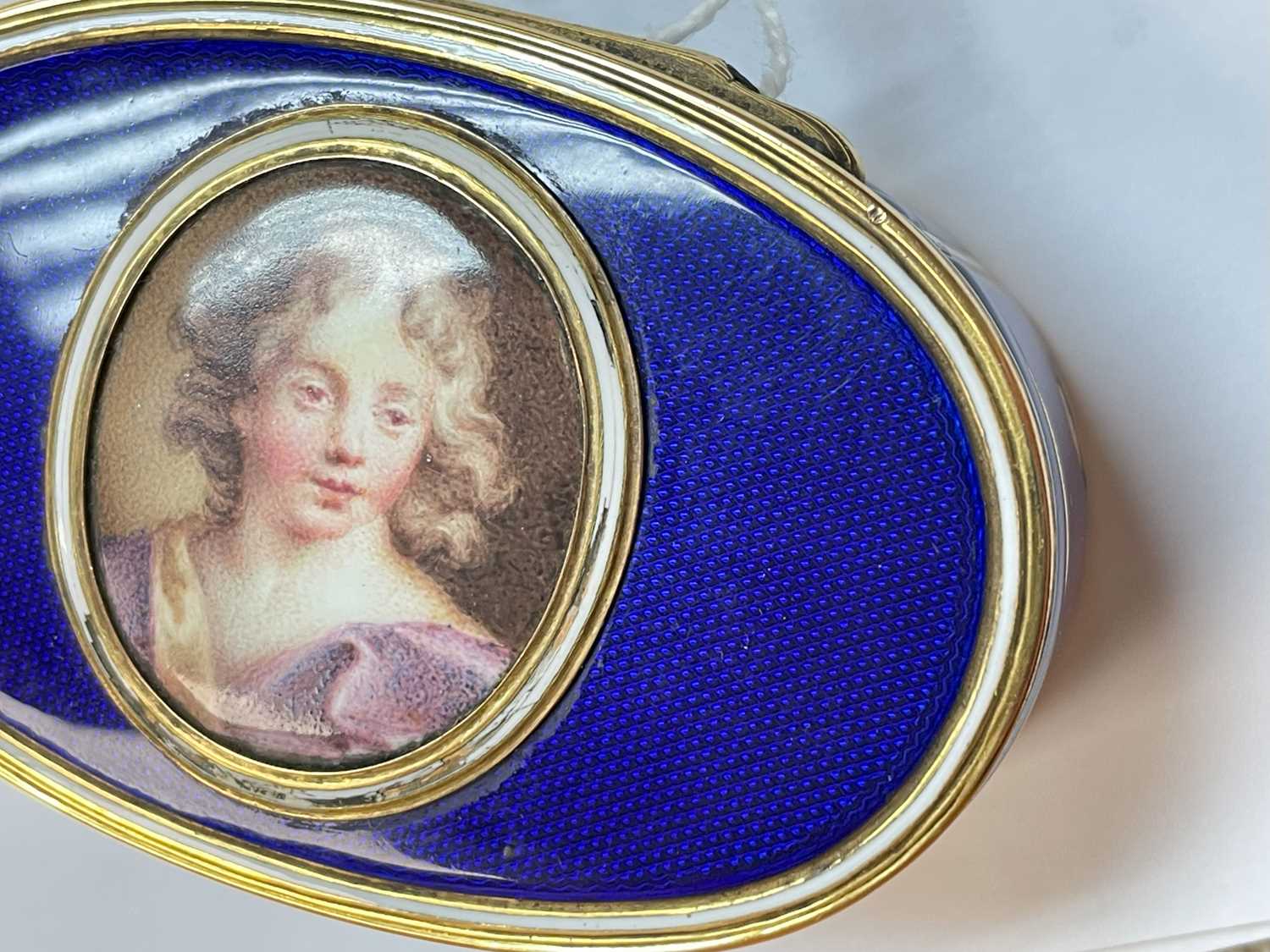 18TH CENTURY YELLOW METAL & ENAMEL PORTRAIT SNUFF BOX, of oval form, the hinged cover with a central - Image 6 of 22