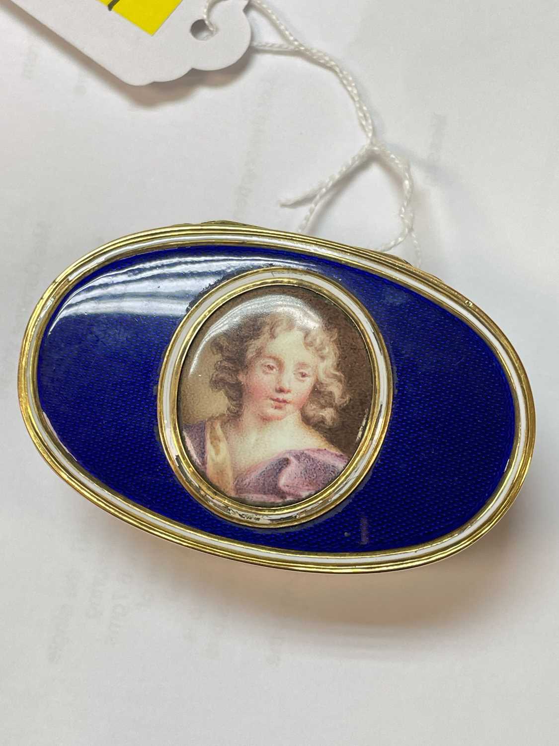 18TH CENTURY YELLOW METAL & ENAMEL PORTRAIT SNUFF BOX, of oval form, the hinged cover with a central - Image 19 of 22