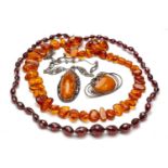 ASSORTED JEWELLERY comprising amber pendant brooch in twig and leaf frame, amber pebble cabochon