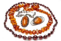 ASSORTED JEWELLERY comprising amber pendant brooch in twig and leaf frame, amber pebble cabochon