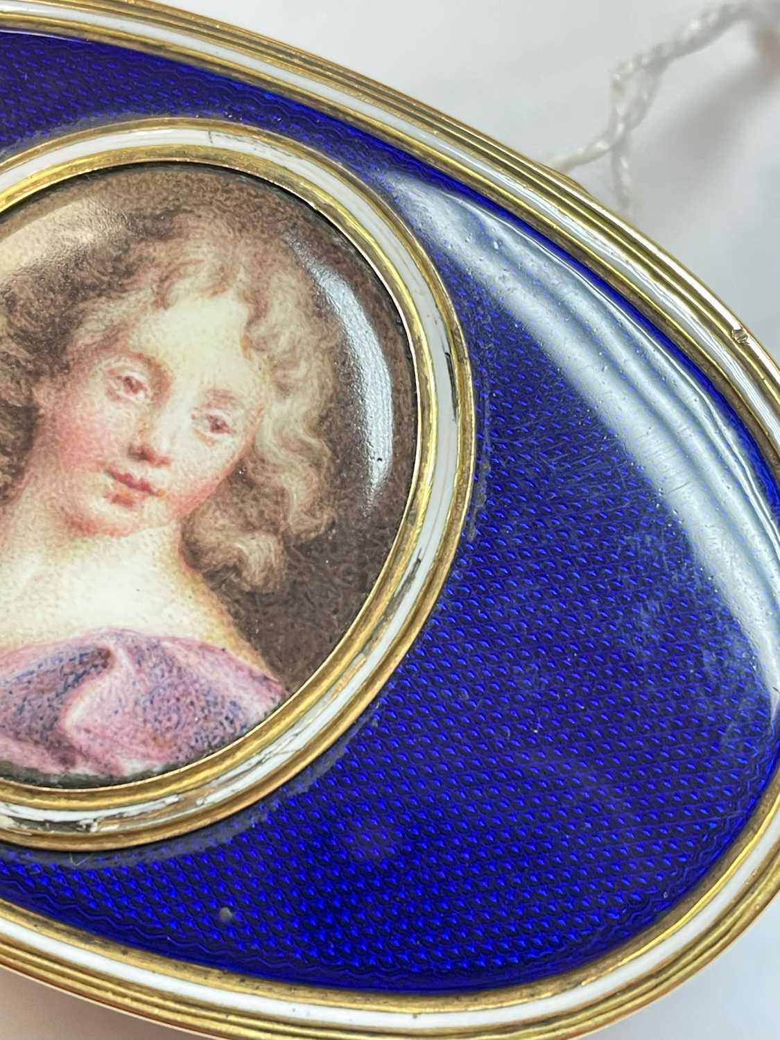 18TH CENTURY YELLOW METAL & ENAMEL PORTRAIT SNUFF BOX, of oval form, the hinged cover with a central - Image 22 of 22