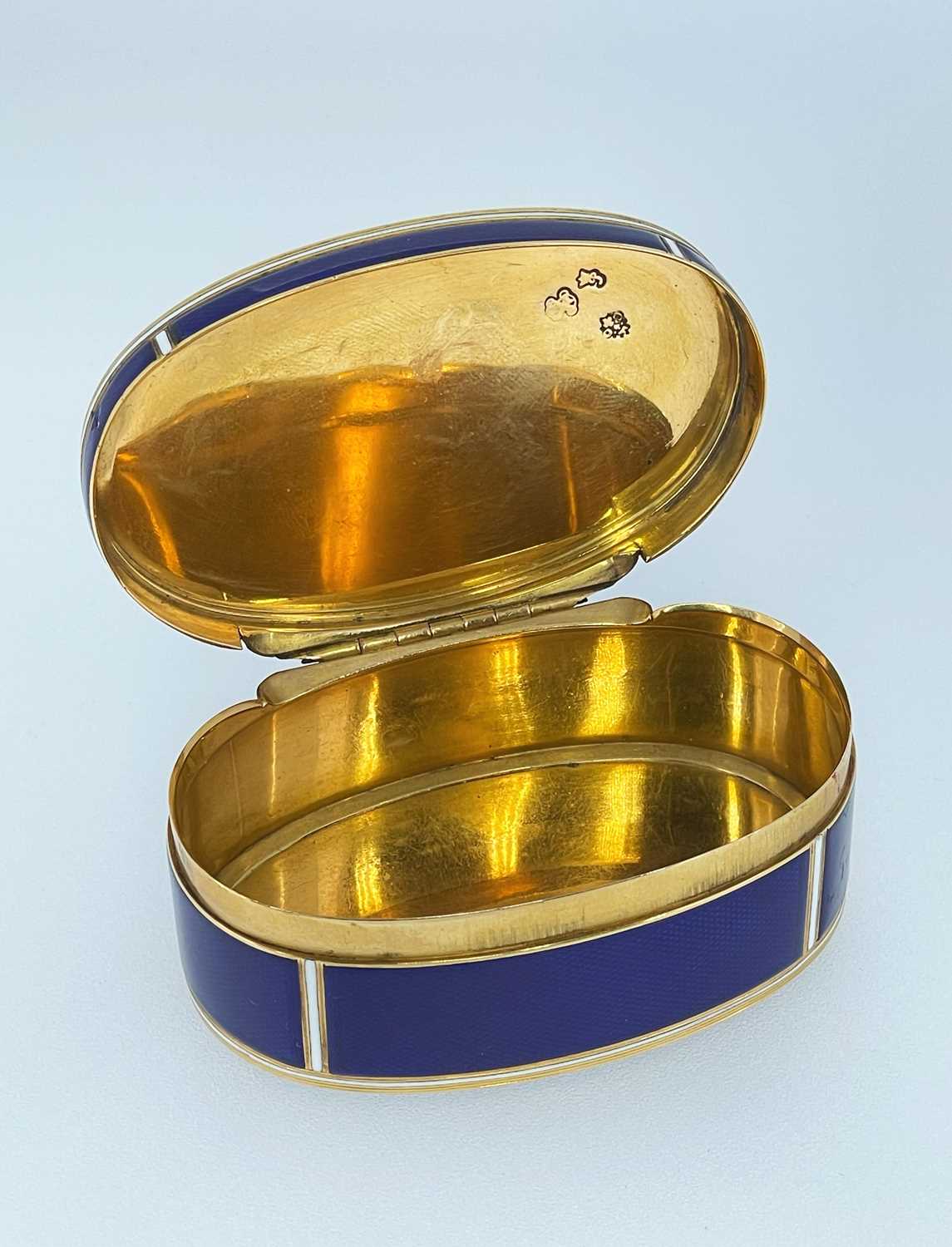 18TH CENTURY YELLOW METAL & ENAMEL PORTRAIT SNUFF BOX, of oval form, the hinged cover with a central - Image 2 of 22