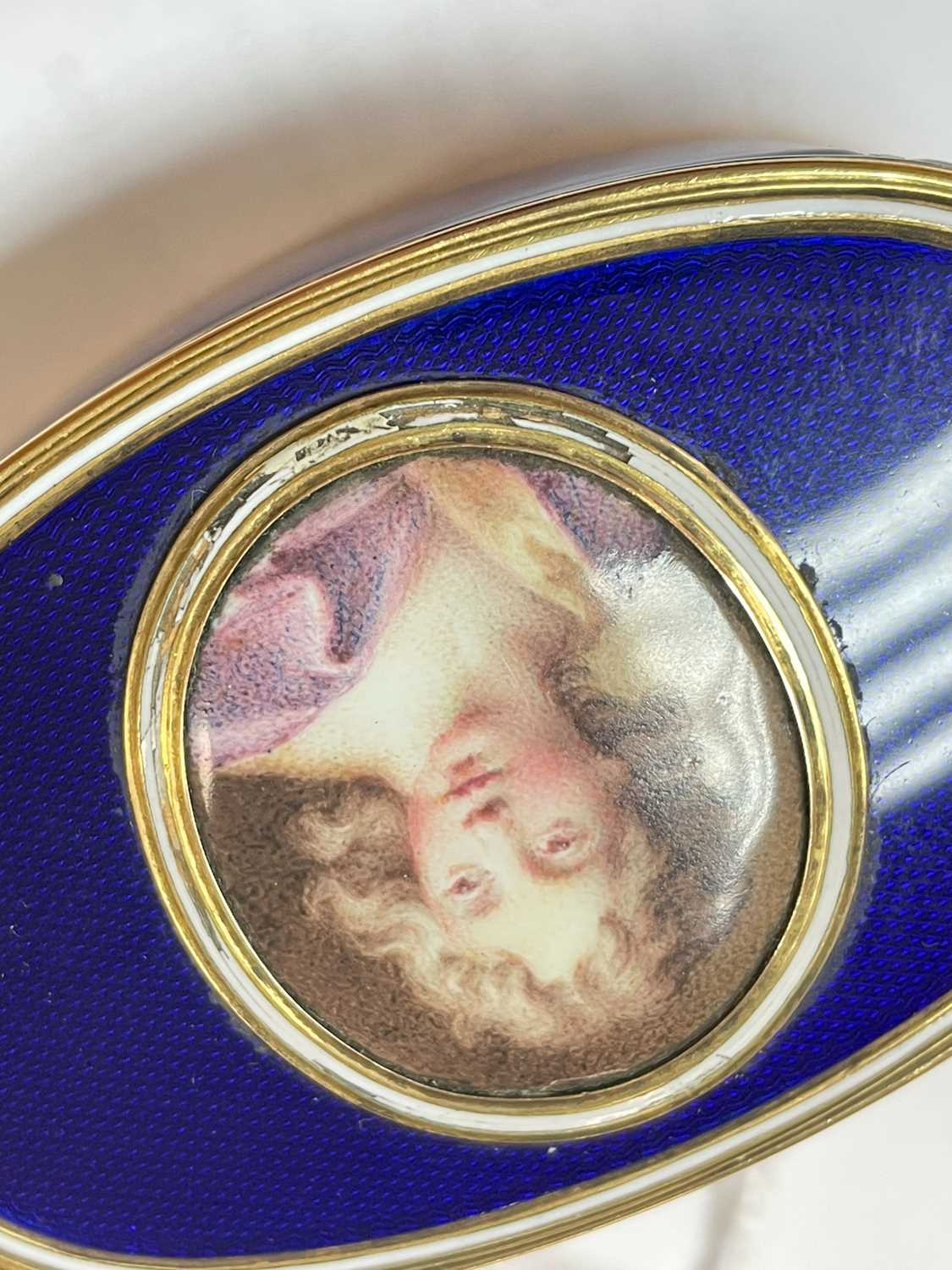 18TH CENTURY YELLOW METAL & ENAMEL PORTRAIT SNUFF BOX, of oval form, the hinged cover with a central - Image 9 of 22
