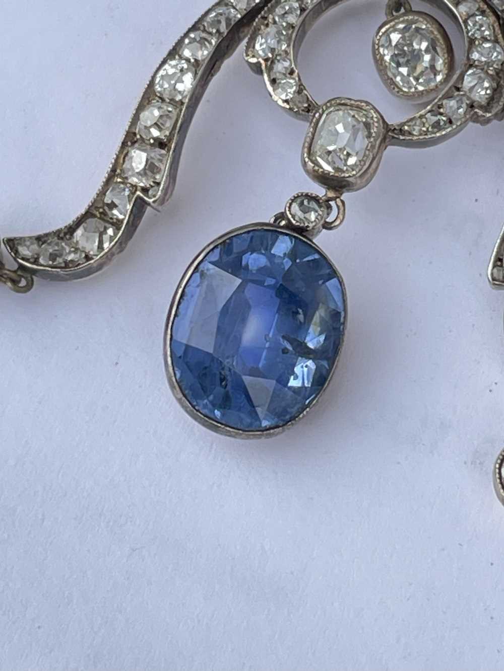 WHITE & YELLOW METAL SAPPHIRE & DIAMOND DROP PENDANT, set with graduated old cut diamonds and one - Image 19 of 26