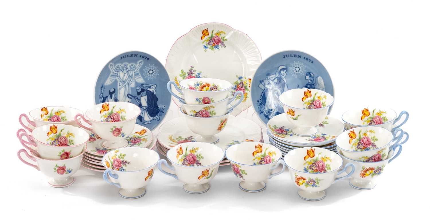 SHELLEY ROSE SPRAY NEW CAMBRIDGE PART TEA SET comprising twelve tea cups and ten saucers with blue