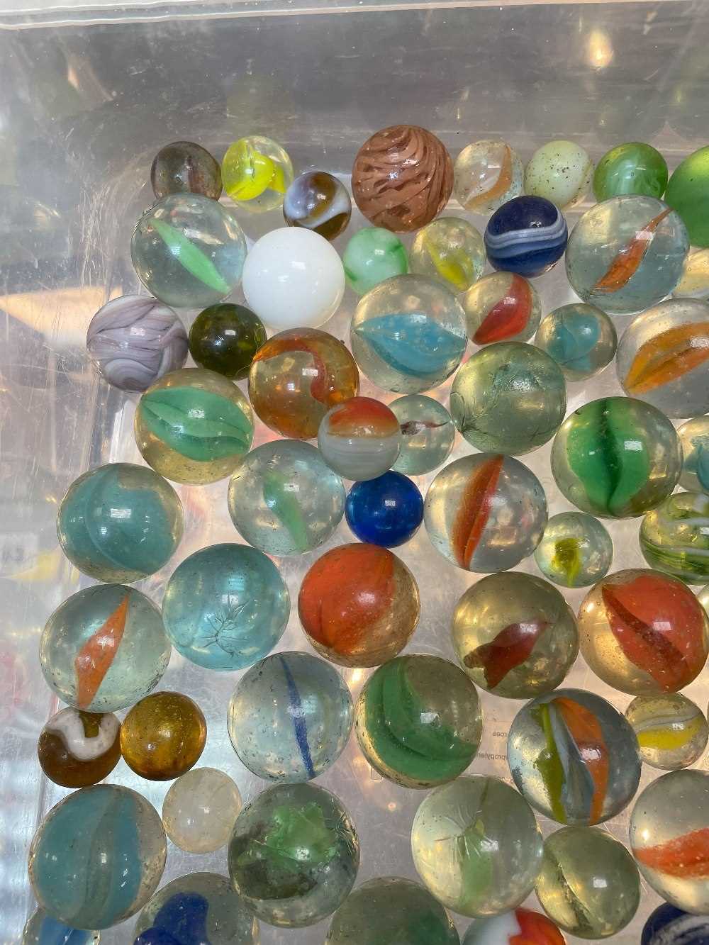 ASSORTED VINTAGE GLASS MARBLES, including at least 50x 1inch diam. marbles (appr 100+) - Image 6 of 6