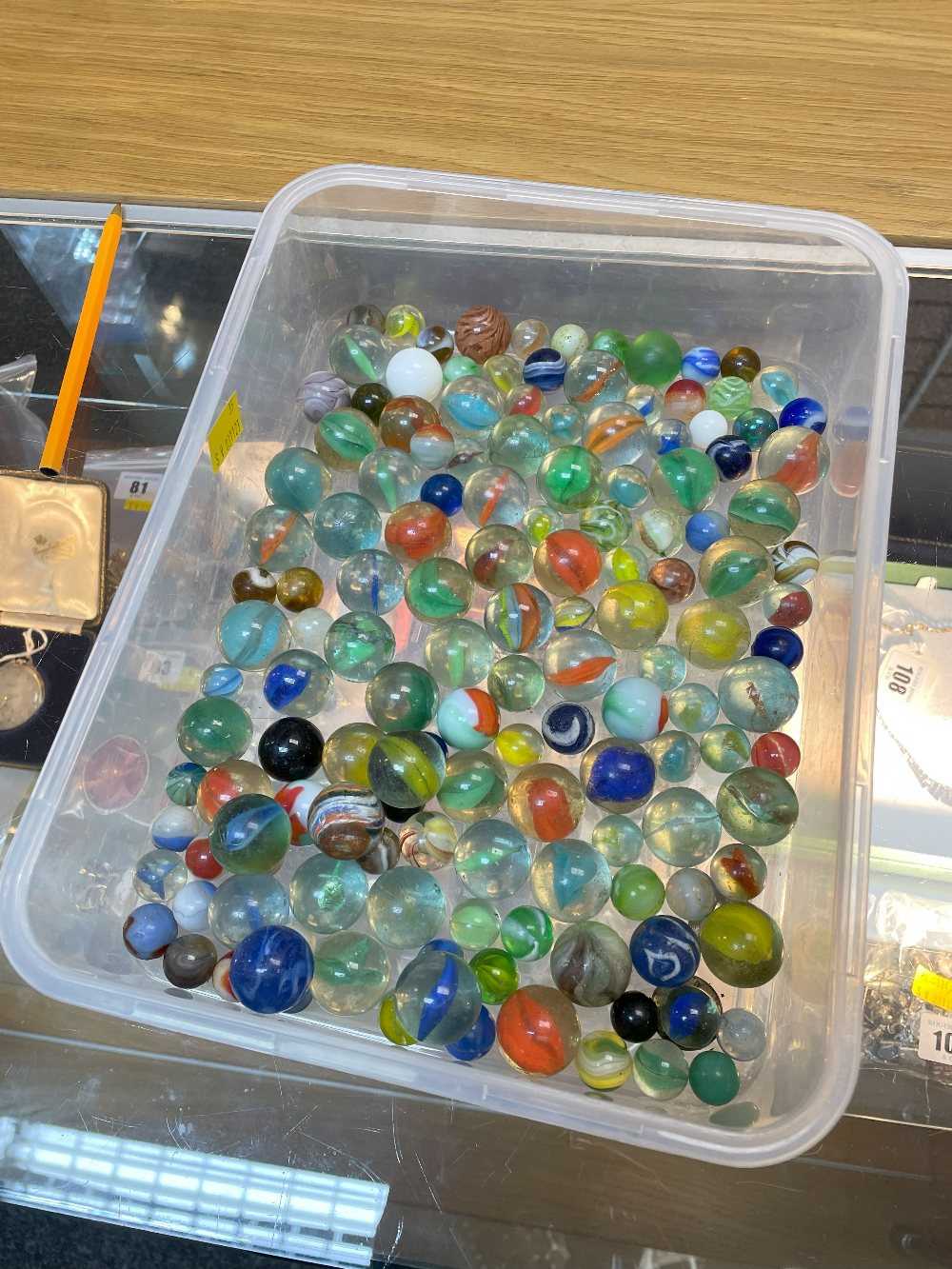 ASSORTED VINTAGE GLASS MARBLES, including at least 50x 1inch diam. marbles (appr 100+) - Image 2 of 6